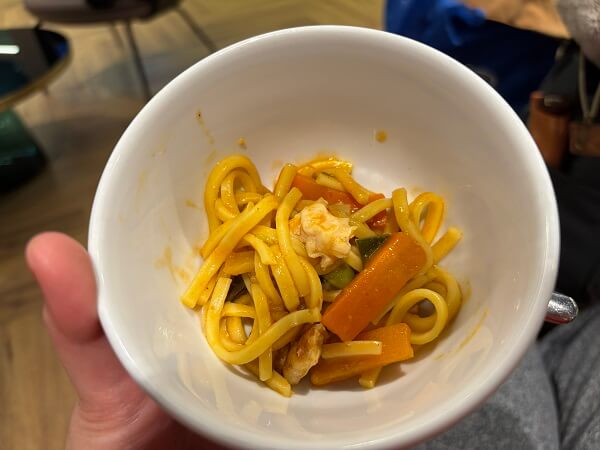 なんとも言えない味のAspire One ラウンジ内の麺料理