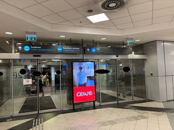 ブダペス空港バス・タクシー乗り場への出入り口