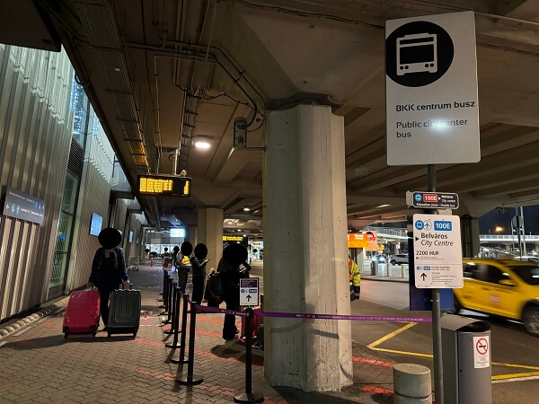 ブダペスト空港の100Eバス乗り場