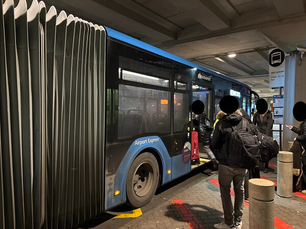 ブダペスト空港の100Eバス乗車風景