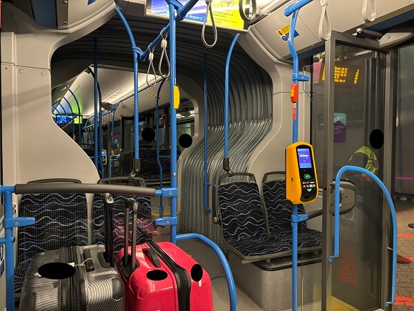 ブダペスト空港から市内への直通バス100Eのスーツケース置き場がない車内