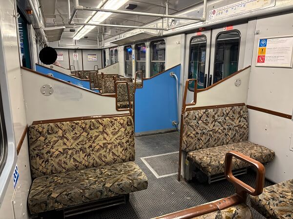 HÉV/センテンドレ線5番郊外列車の車内の様子