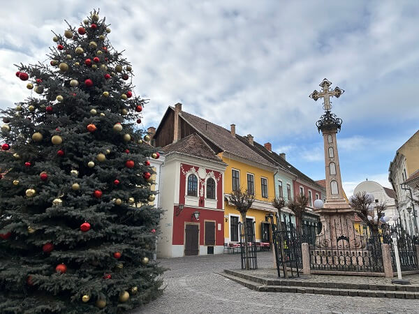 クリスマスツリーの残るセンテンドレ旧市街の中心地