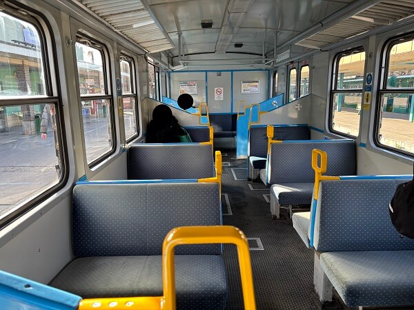HÉV/センテンドレ線のちょっとだけ新しめの郊外列車の車内の様子