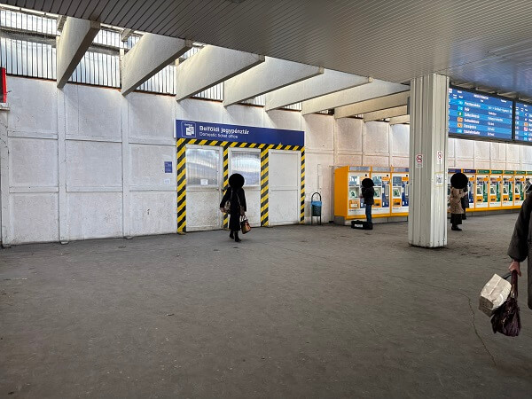 ブダペスト南駅(Budapest-Deli)の改装中のチケット売り場外
