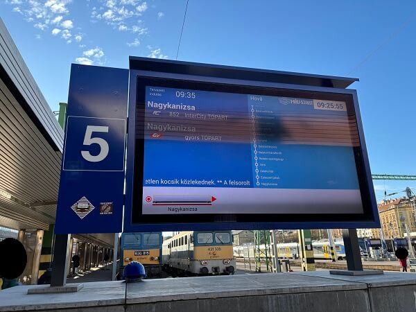 Nagykanizsa行きの列車電光掲示板