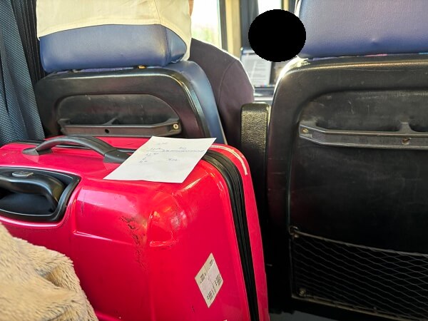 Nagykanizsa行き列車2等席の座席の隙間に入れたスーツケース