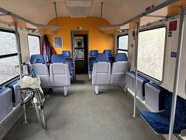 座席予約が不要のギョルシュヴォナト(GY)急行列車の様子