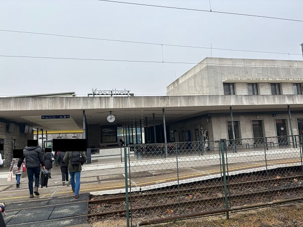 ケストヘイ駅と奥の方に見えるバス停