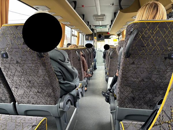 へ―ヴィ―スへ向かうボルダンバス(Volánbusz)の車内の様子