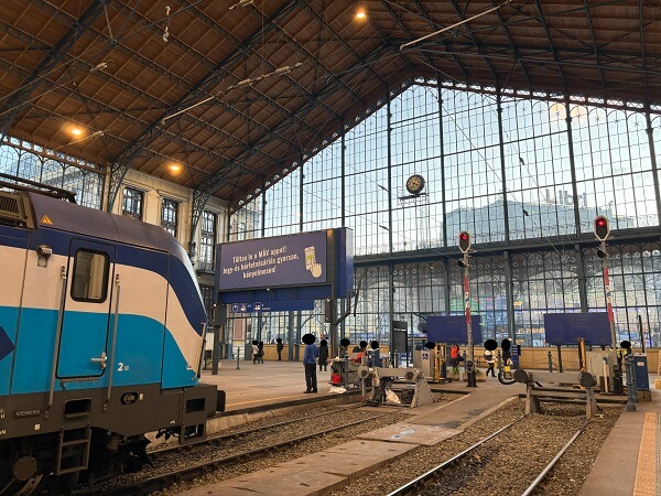 ブダペスト西駅(Budapest Nyugati)ホームの様子