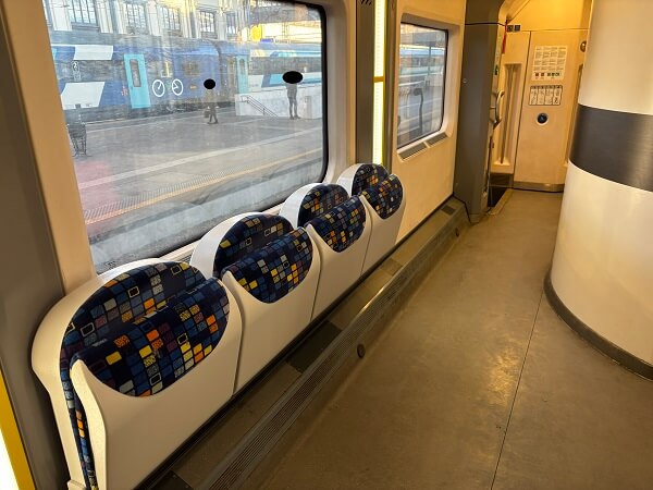 ブダペストからトカイへ向かう列車の折り畳み式椅子の車両