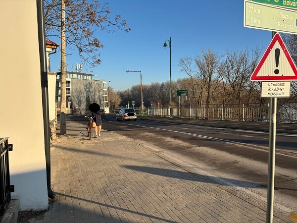 トカイ観光中心地まであと一息手前の道
