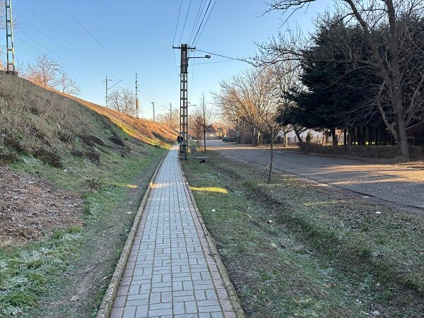 トカイ駅から中心地へ向かう線路沿いの道