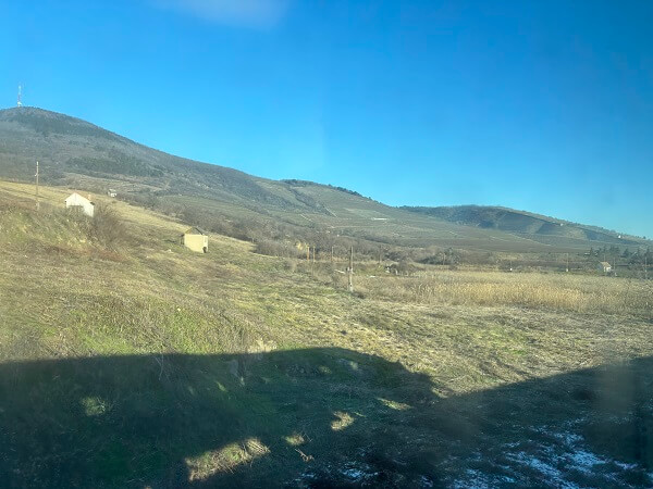 トカイ行きIC列車の車窓から見る山の風景