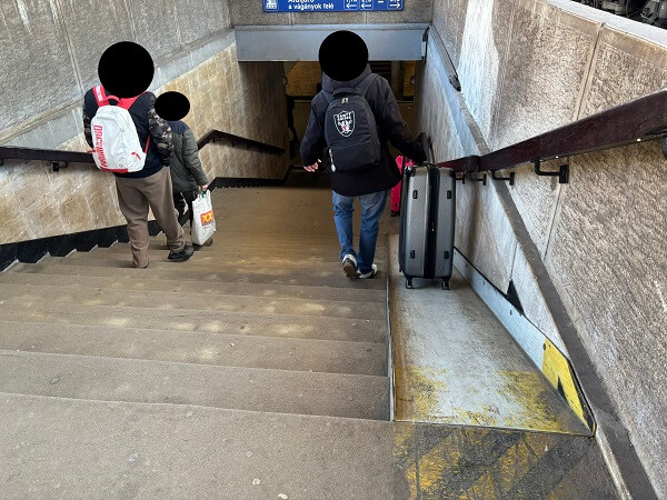 ミシュコルツ(Miskolc)駅のめちゃくちゃ使いにくい階段横スロープ