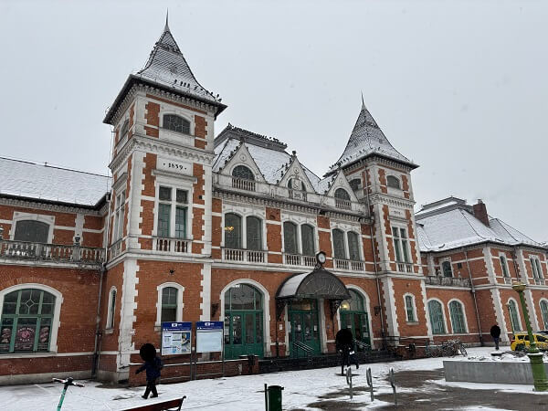 1月の雪舞うミシュコルツ(Miskolc)駅