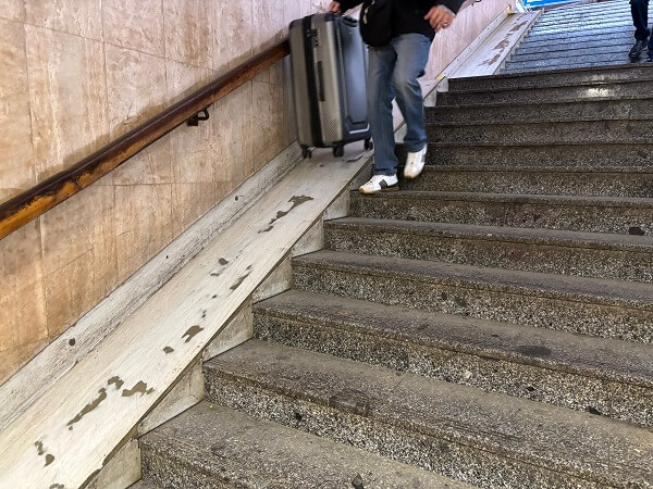 ミシュコルツ(Miskolc)駅のホームを移動する際の階段横スロープ