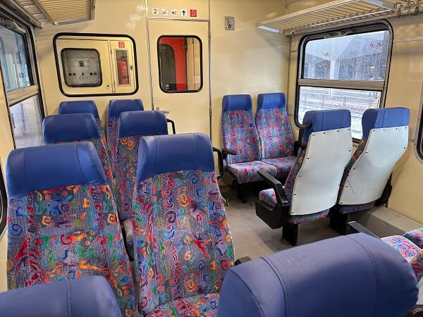 ミシュコルツ(Miskolc)駅からFüzesabony(フュゼシャボニ)駅へ向かう古めの列車内の様子