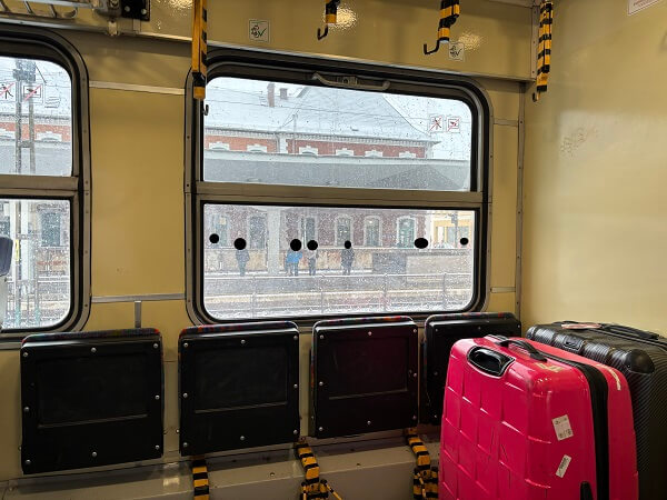 ミシュコルツ(Miskolc)駅からFüzesabony(フュゼシャボニ)駅へ向かう古めの列車内スーツケースを置ける車両の様子