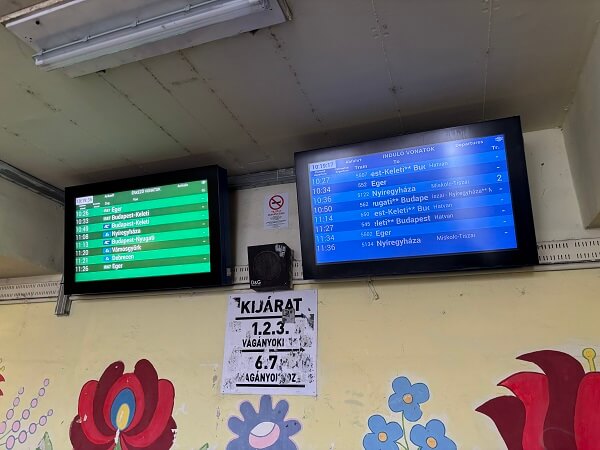 乗り換えのFüzesabony(フュゼシャボニ)駅のホーム下にある電光時刻表