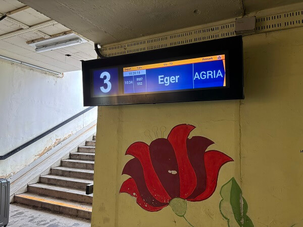 乗り換えのFüzesabony(フュゼシャボニ)駅のホーム下