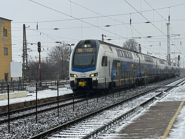 Füzesabony(フュゼシャボニ)駅からエゲル(Eger)駅行きの列車