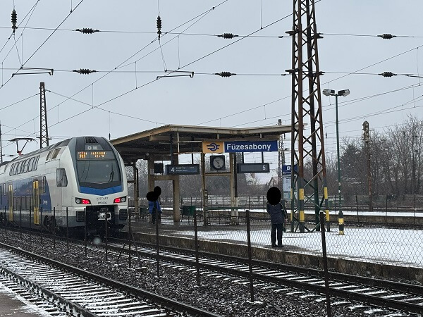 Füzesabony(フュゼシャボニ)駅のホーム例