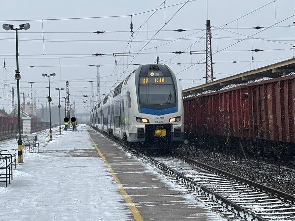 屋根のないFüzesabony(フュゼシャボニ)駅のホーム例