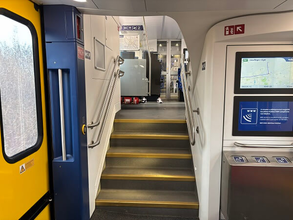 Füzesabony(フュゼシャボニ)駅からエゲル(Eger)駅行きの新しめの列車内の様子