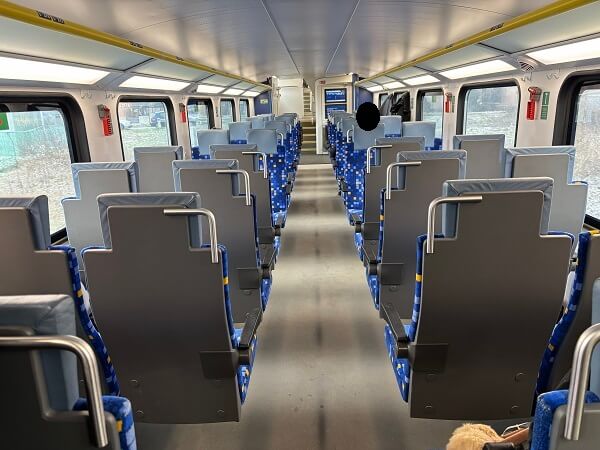 Füzesabony(フュゼシャボニ)駅からエゲル(Eger)駅行きの新しめの列車内座席の様子