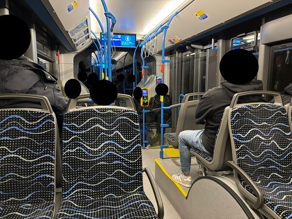 ブダペスト市内から空港へ向かう直通バス100E車内の様子