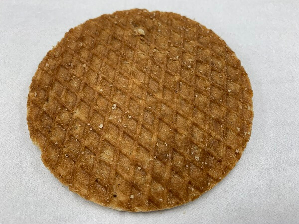 1枚だけ取り出したストロープワッフル(stroopwafel)