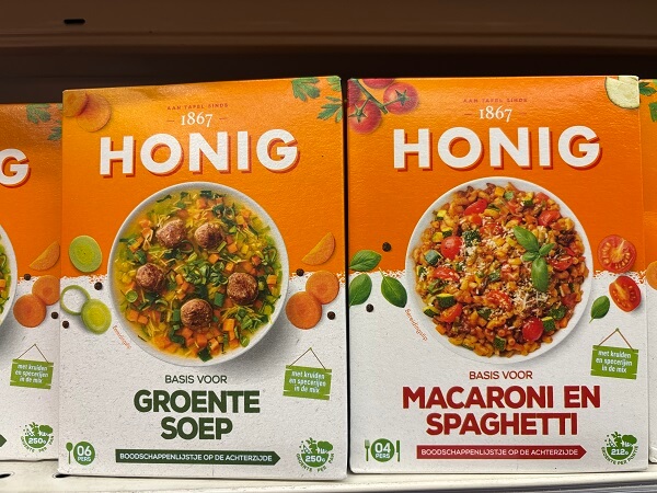 オランダのスーパーに並ぶホーニッヒ(Honig)の野菜スープやマカロニ・スパイスのミックスパック