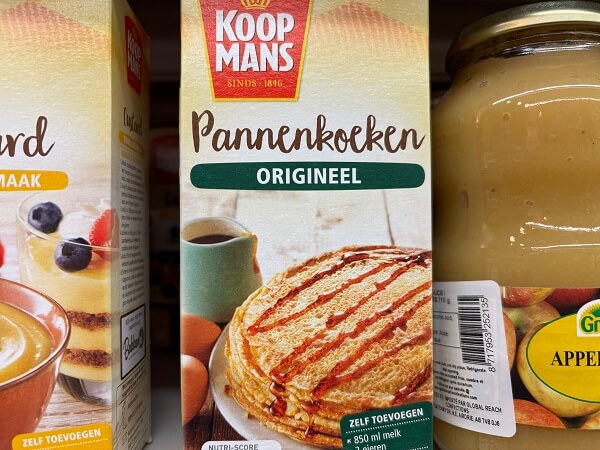 オランダのスーパーで購入できるパンネクーケン(Pannenkoeken)の粉