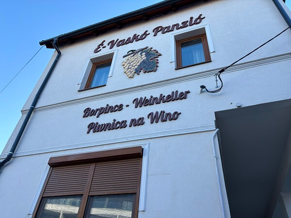 É‑Vaskó Panzió és Borpinceの外観