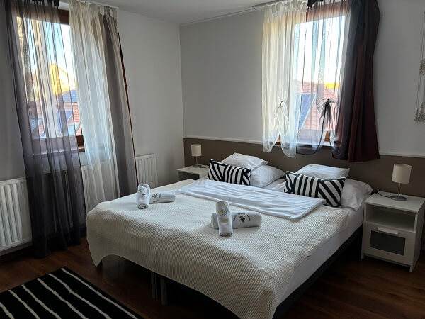 É‑Vaskó Panzió és Borpinceのツイン/ダブルルームの別アングルからのベッドの様子