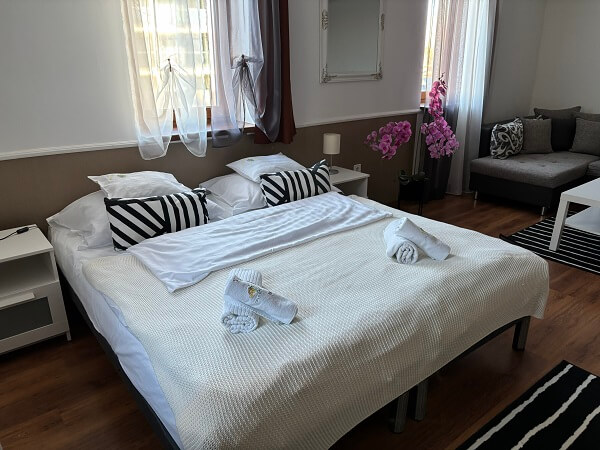 É‑Vaskó Panzió és Borpinceのツイン/ダブルルームベッドの様子