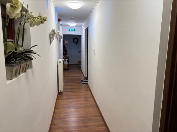 É‑Vaskó Panzió és Borpinceのツイン/ダブルルームへ向かうための通路