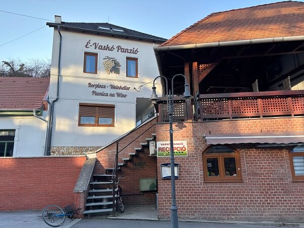 奥É‑Vaskó Panzió és Borpinceと手前の受付の建物