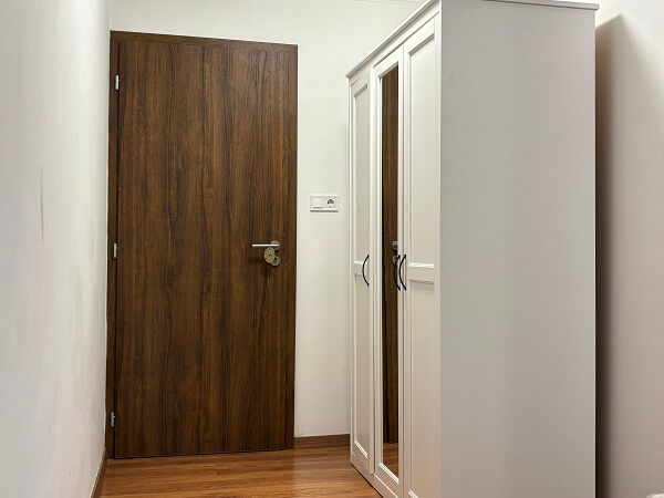 É‑Vaskó Panzió és Borpinceのツイン/ダブルルームの入口ドアとクローゼットの様子