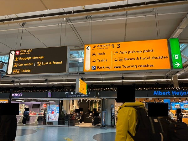 スキポール空港の頭上案内看板