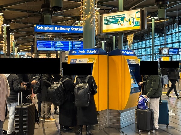 スキポール空港内のオランダ鉄道(NS)の黄色い自動券売機