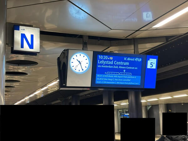 スキポール空港からAmsterdam Zuid駅に停車するLelystad Centrum行きのインターシティー列車のホーム