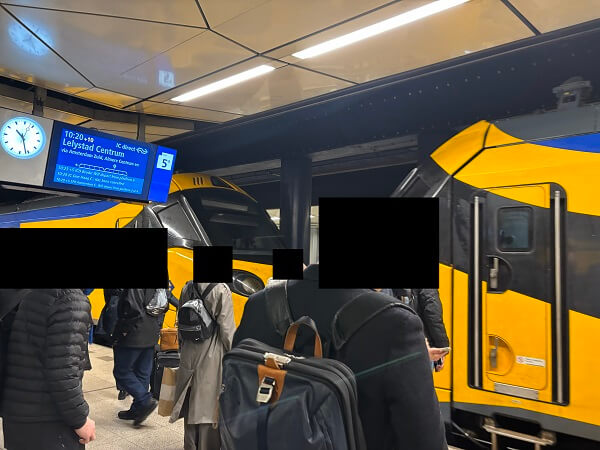 スキポール空港からLelystad Centrum行きのインターシティー列車