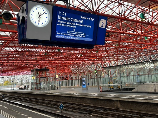 間違って着いたAlmere Centrum駅からユトレヒト中央駅へ向かう列車を知らせる電光掲示板