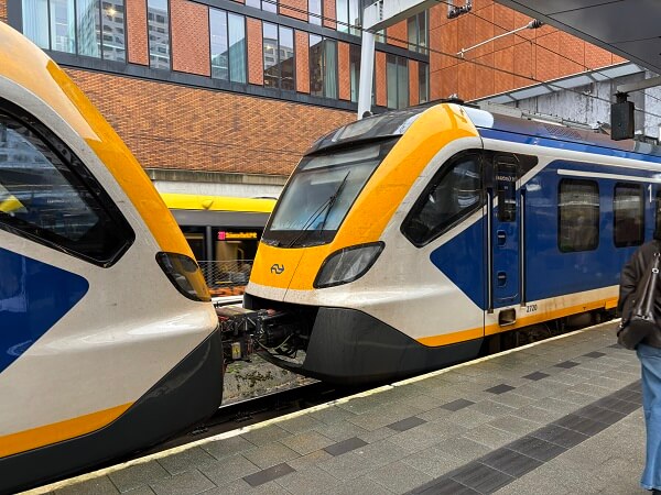 Almere Centrum駅からユトレヒト中央駅に向かう普通列車(Sprinter)