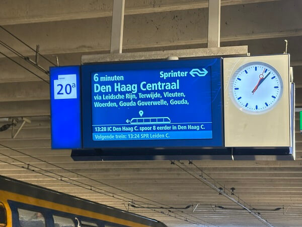 ユトレヒト中央駅から普通列車スプリンターのDen Haag Centraal行き電光掲示板