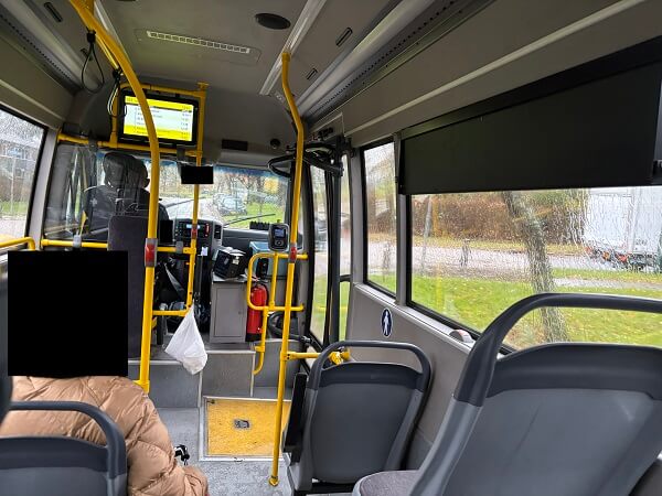 かなり小さいU-OV バス127番の車内の様子