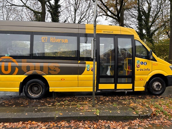 デハール城へ向かうかなり小さいバス127番